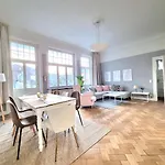 Charysma - Jugendstil Trifft Moderne, Schlafzimmer Mit Smart-tv, Tischfussball, Darts, Parkplatz Hamelin