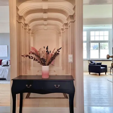 Charysma - Jugendstil Trifft Moderne, Schlafzimmer Mit Smart-tv, Tischfussball, Darts, Parkplatz * Hamelin