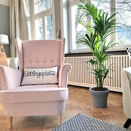 Charysma - Jugendstil Trifft Moderne, Schlafzimmer Mit Smart-tv, Tischfussball, Darts, Parkplatz