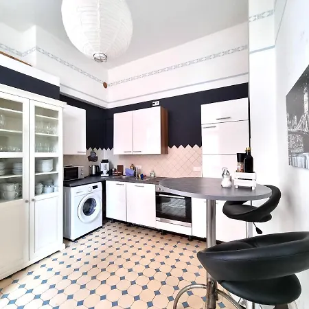 Charysma - Jugendstil Trifft Moderne, Schlafzimmer Mit Smart-tv, Tischfussball, Darts, Parkplatz