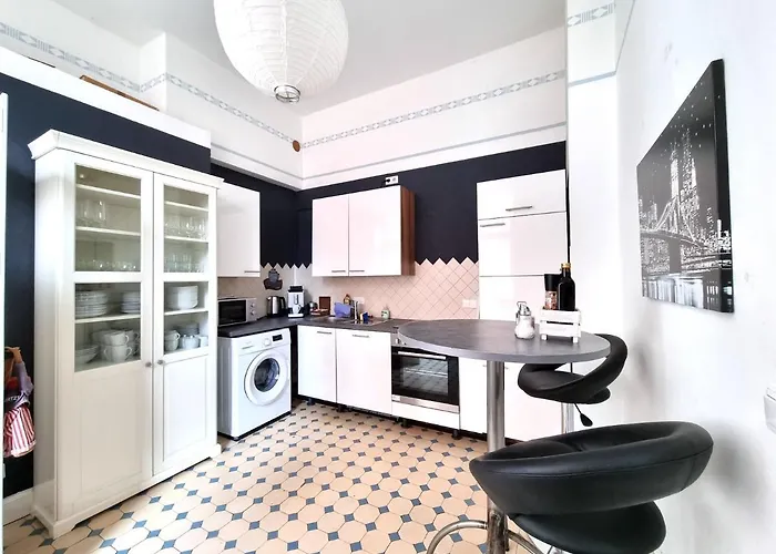 Charysma - Jugendstil Trifft Moderne, Schlafzimmer Mit Smart-tv, Tischfussball, Darts, Parkplatz