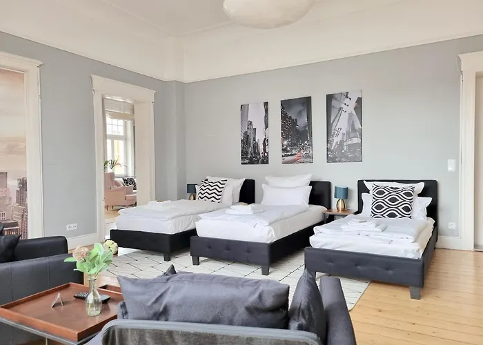 Charysma - Jugendstil Trifft Moderne, Schlafzimmer Mit Smart-tv, Tischfussball, Darts, Parkplatz